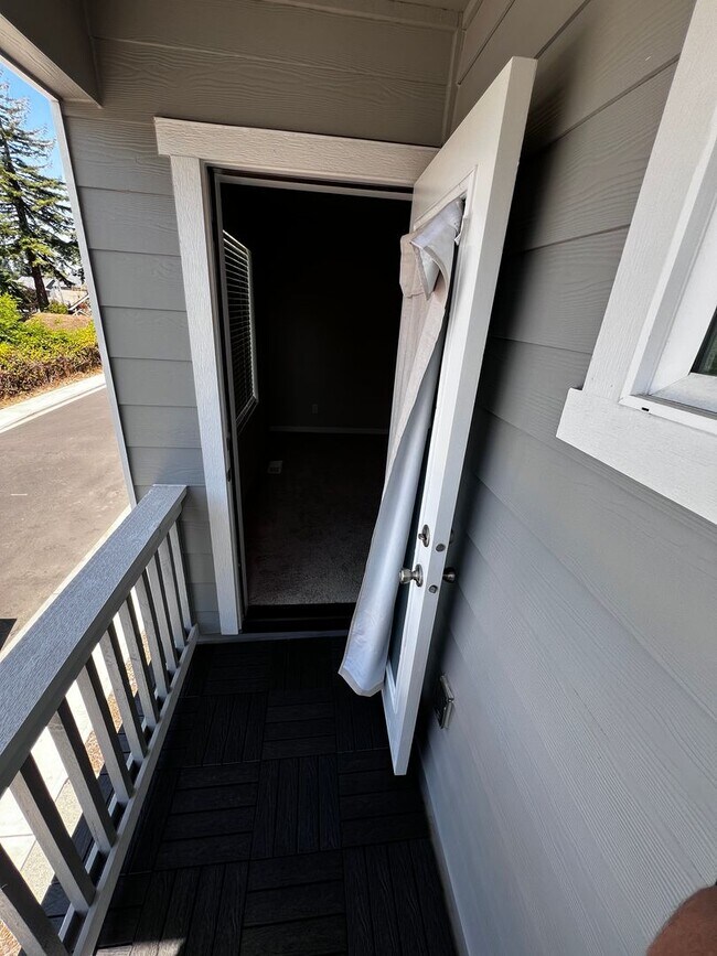 Foto del edificio - Spacious 4-Bedroom Townhome with Loft, Che...