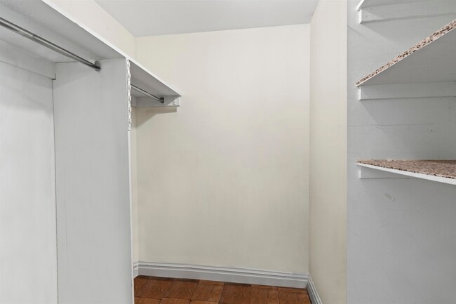 Foto del edificio - 7004 BLVD E