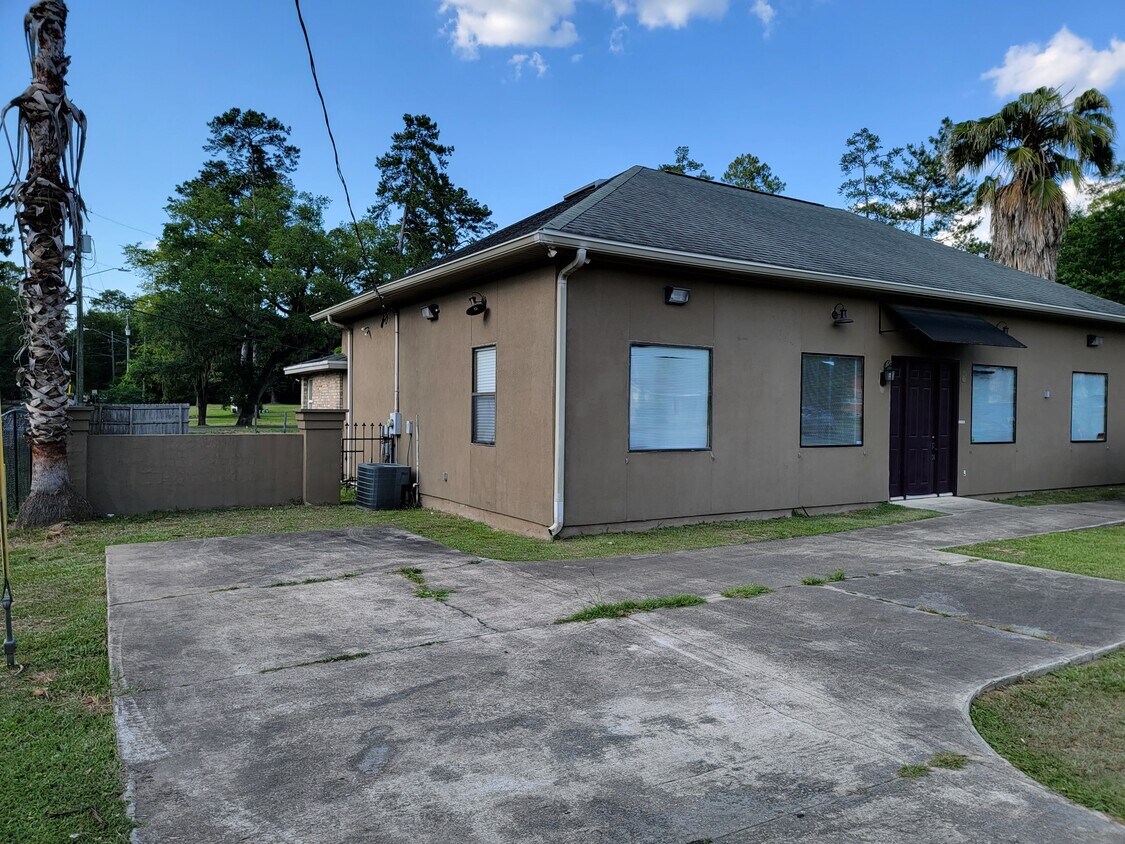 Primary Photo - 102 Dixie Dr