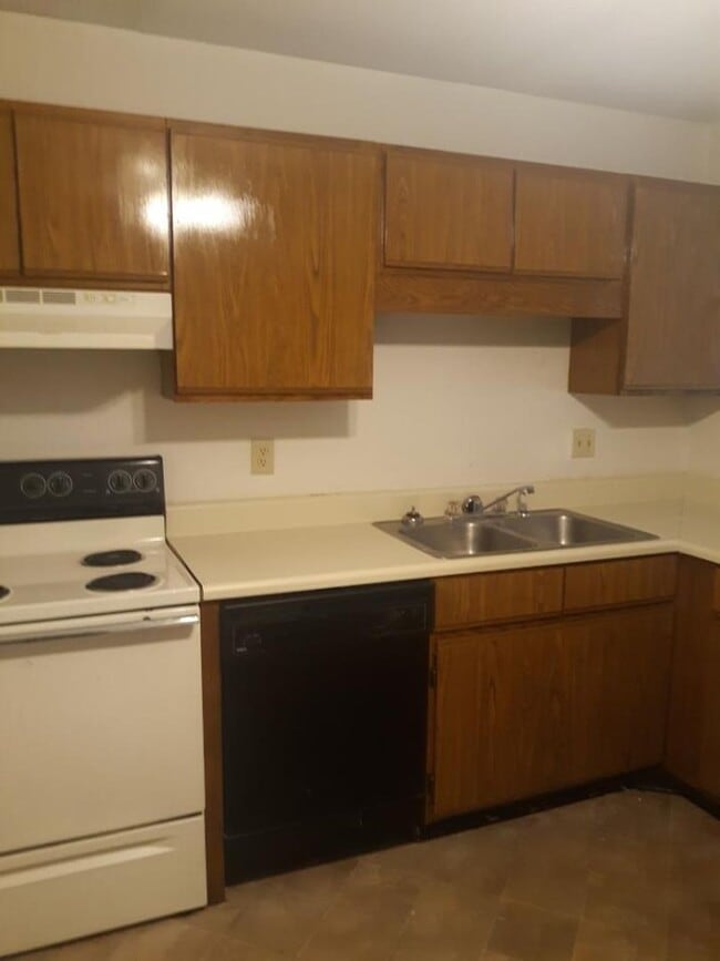 Building Photo - 2 bedroom / 1 bath condo