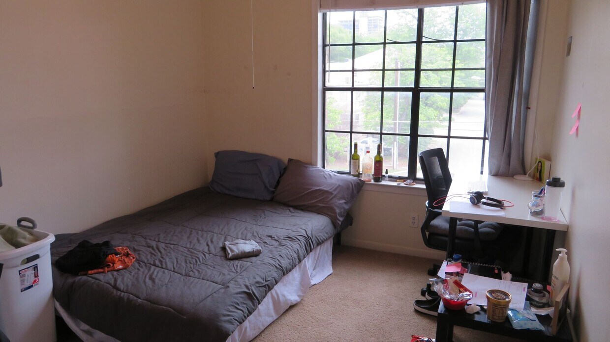 Foto principal - 2300 Leon St
