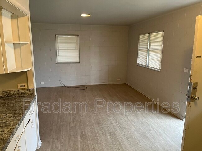 Foto del edificio - 3239 E Admiral Ct