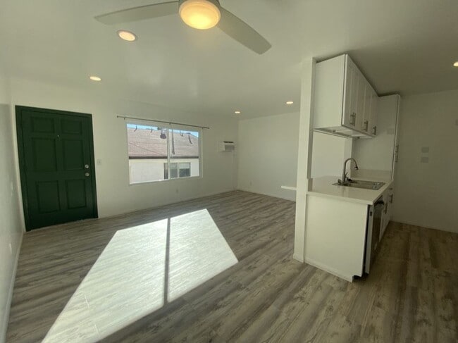 Building Photo - Beautifully Upgraded upstairs 1 Bedroom Apartment For Rent!