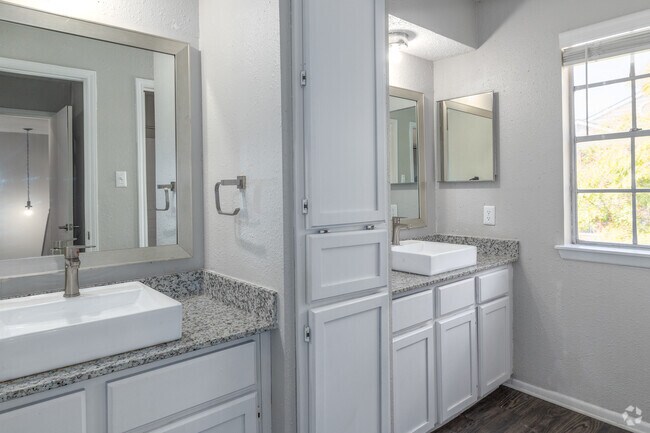 2BR, 2BA Second Bathroom - Vista Lago