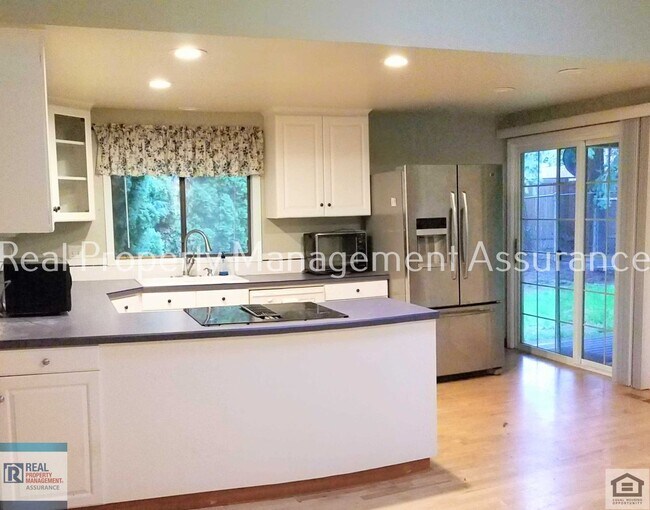 Building Photo - Serene and Private 3 BR/2BA Ranch Style Ho...
