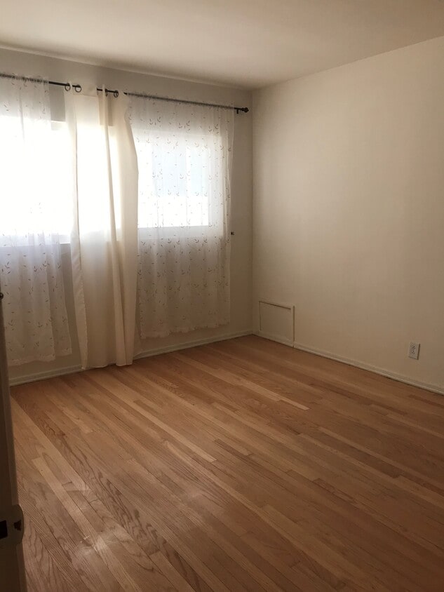 living room - 1829 N Normandie Ave