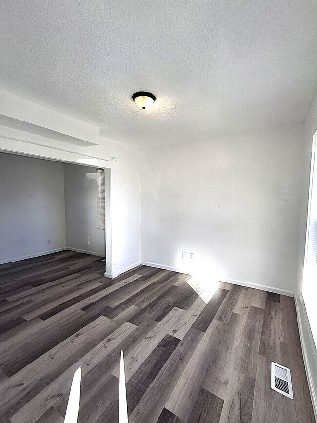 Foto del edificio - 1079-1 Herrera 609-611 W 8th St.