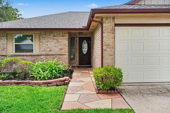Building Photo - 2909 Forest Hills Dr