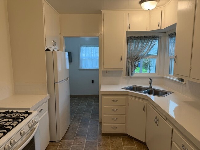 Building Photo - Great 2 bedroom 1 bath ready to move in