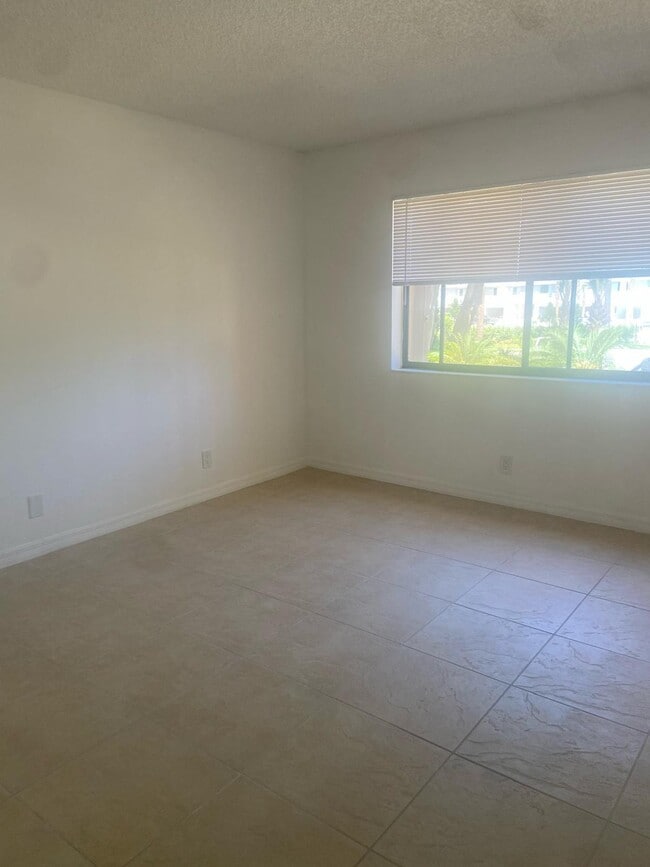 Foto del edificio - 4820 Lucerne Lakes Blvd