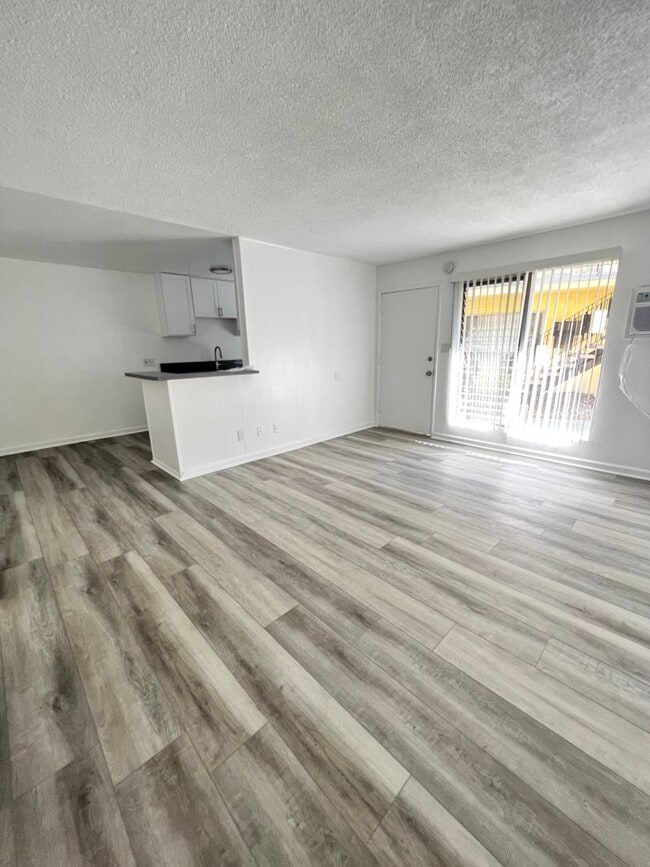 Interior Photo - College Manor