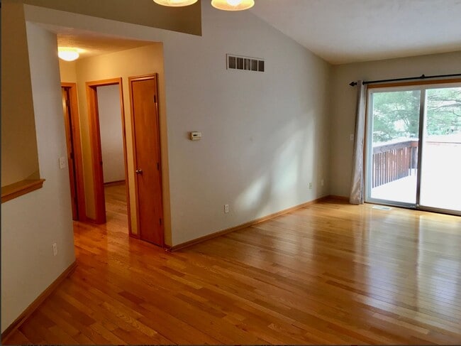 Building Photo - 2 Bed / 2 Bath Condo with Garage – Clements Mill Village (Forest Hills District)