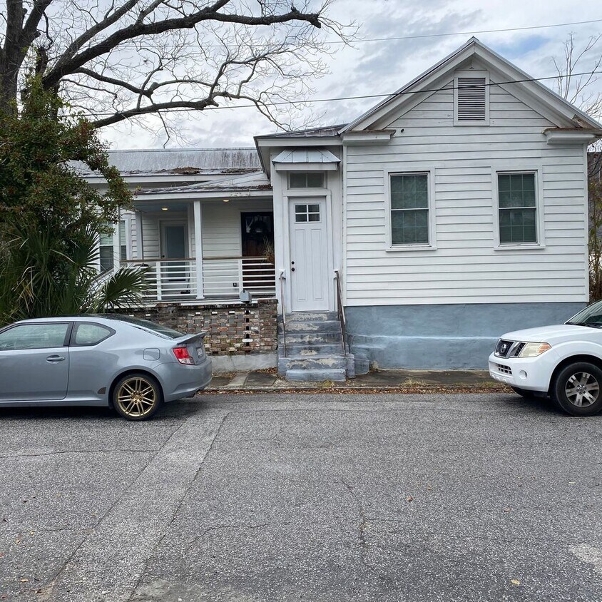 Primary Photo - Beautiful Bungalow Right Off Meeting