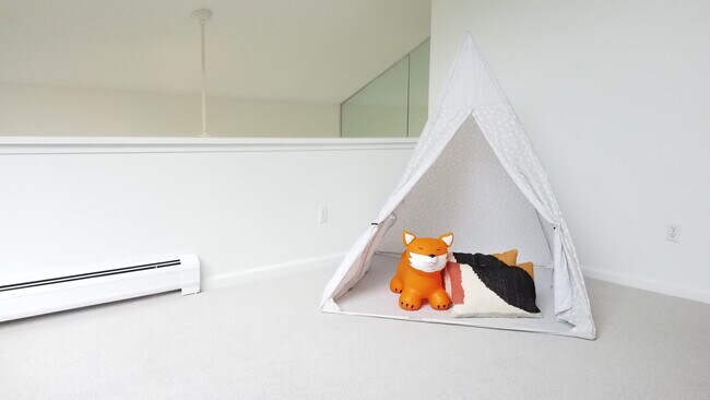 Dormitorio - 1465 E Putnam Ave
