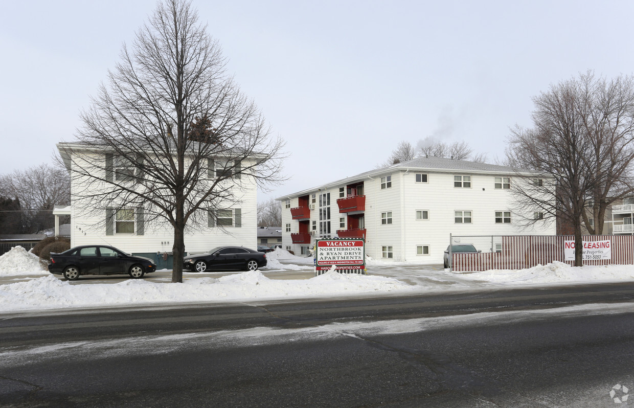 Foto del edificio - Northbrook & Ryan Drive Apartments