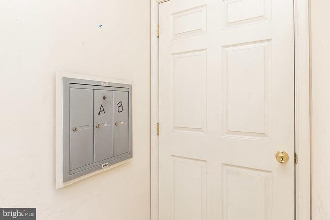 Building Photo - 828 S Charles St