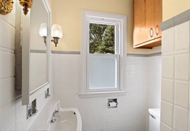 Baño - 2637 S 51st St