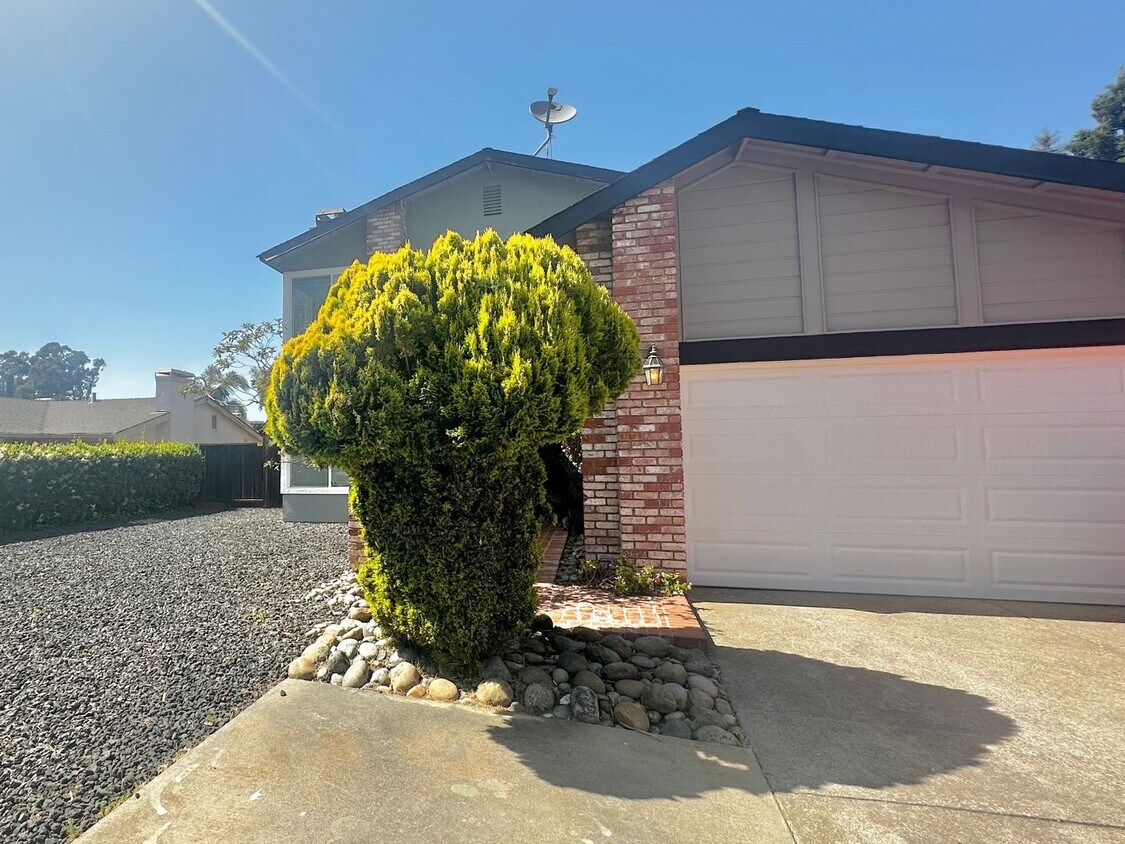 Spacious 4 Bedroom/2.5 Bath Home Located i... - Spacious 4 Bedroom/2.5 Bath Home Located i...