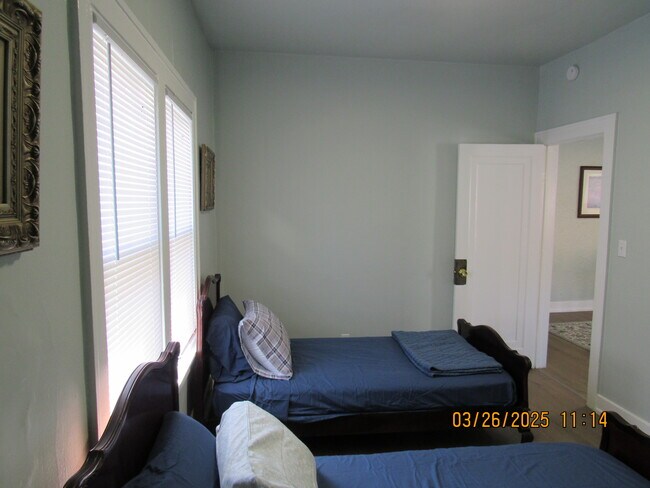 Building Photo - 206 Lake St