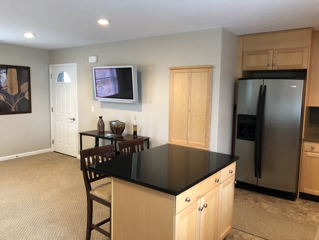 Building Photo - 400 Oakhill Dr