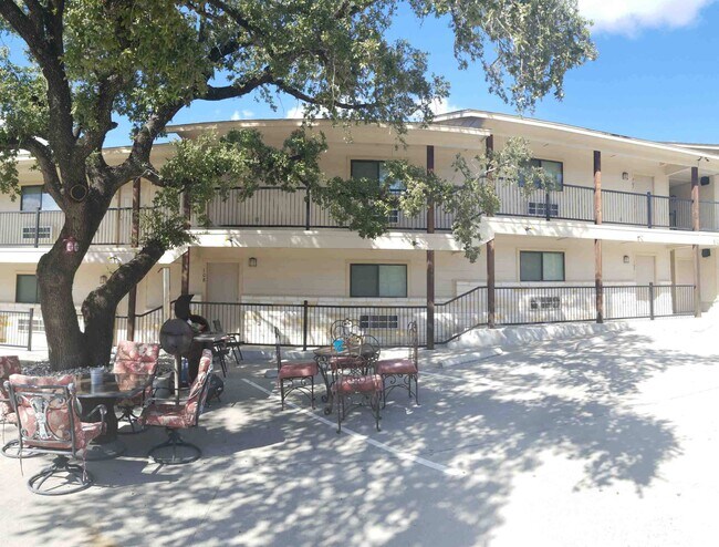 Eagle Ford Apartments - 1609 N Hill St
