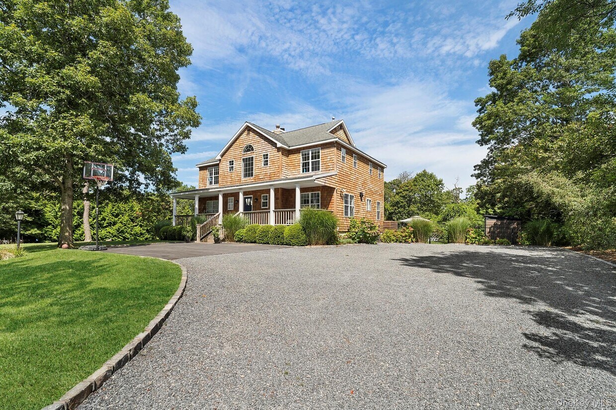 Foto principal - 71 Old Canoe Place Rd