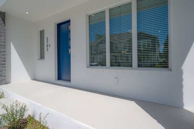 Building Photo - 2703 W Fig St