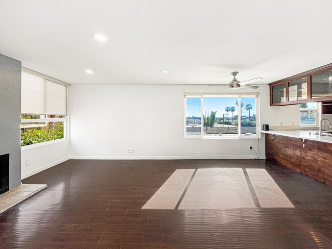 Building Photo - 960 N San Vicente Blvd