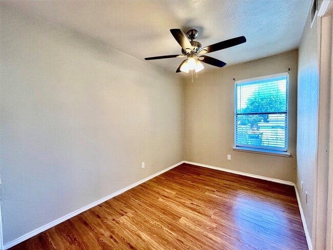 Foto del edificio - 2526 W Prairie St