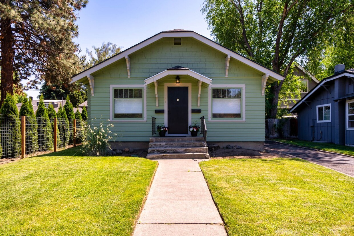 Foto principal - Charming remodeled craftsman located block...