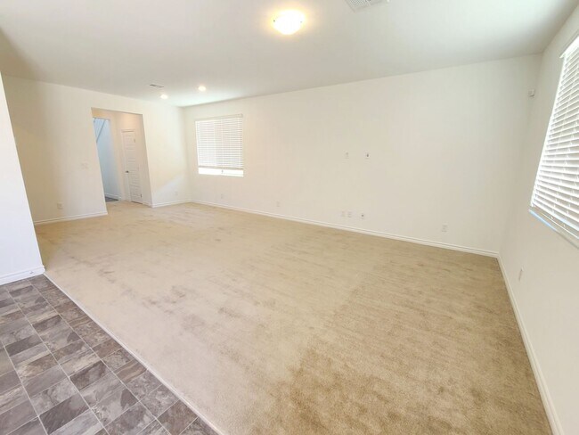 Building Photo - Brand New Home Never Lived in with Communi...