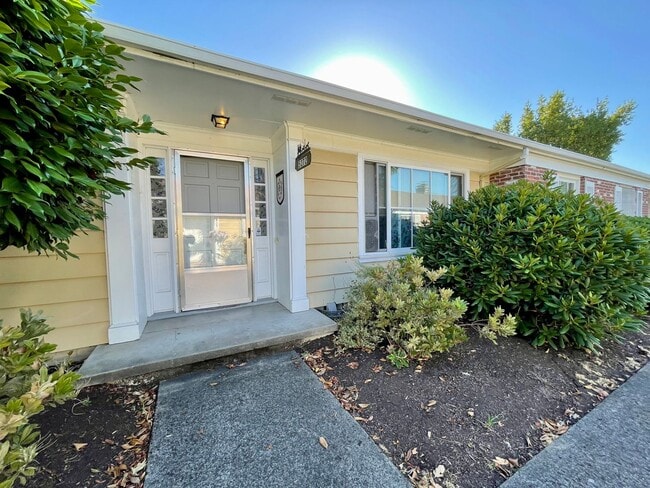Stunning Two-bedroom In SW Portland~ Great Natural Light~ Two Wood Burning Fireplaces~ Garage wit... - Stunning Two-bedroom In SW Portland~ Great Natural Light~ Two Wood Burning Fireplaces~ Garage wit... Apartment
