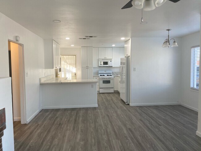 Building Photo - 658 W Manor Dr