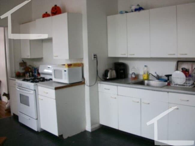 Building Photo - Large Unit on Cleveland Circle. Central AC...