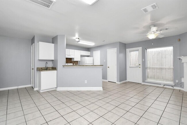 Building Photo - 10405 Shadow Oaks Dr