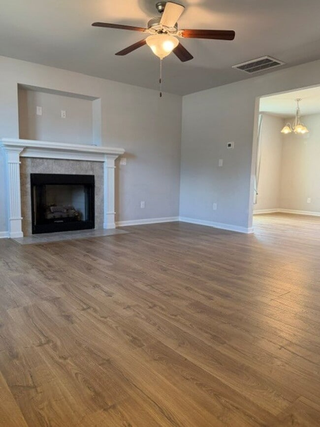 Building Photo - Cute 3 Bedroom Home Nestled in the back of the cul-de-sac