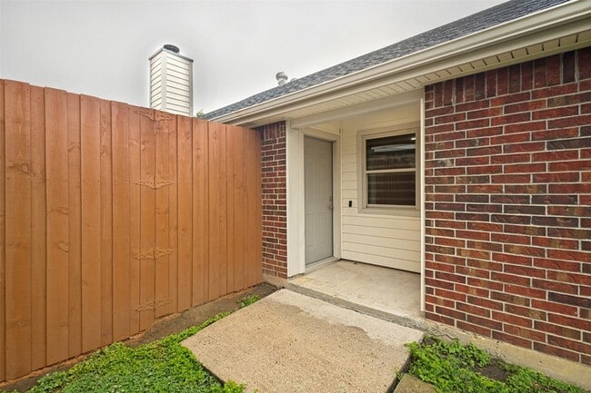 Foto del edificio - 945 Ramblewood Dr