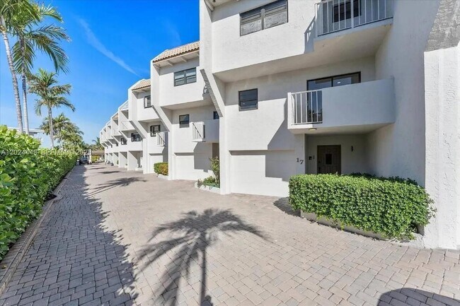Foto del edificio - 1222 Hillsboro Mile