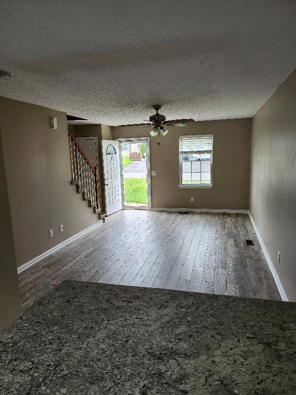 Foto del edificio - 219 Hunter Hills Cir