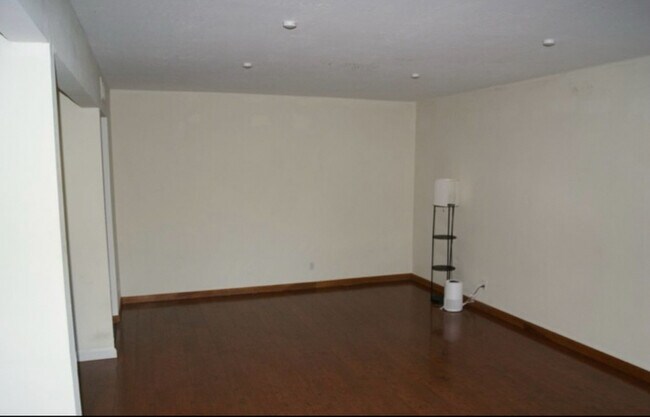 Foto del edificio - 460 N Civic Dr