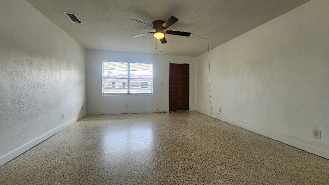 Foto del edificio - 1750 S Palmetto Ave