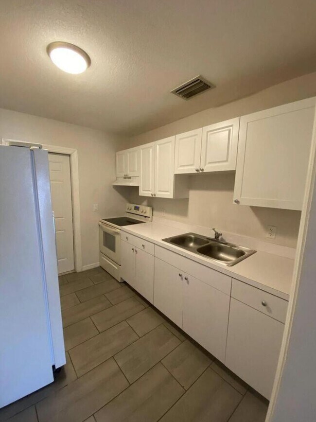 Foto del edificio - 1691 W 26th St