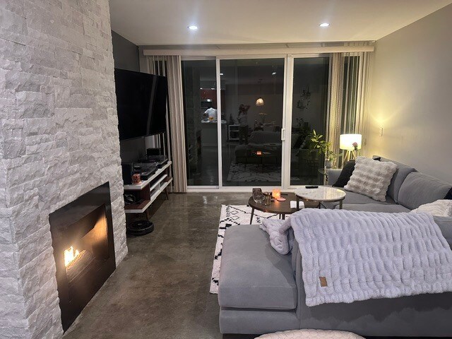 Sala de estar por la noche - 1745 Camino Palmero St