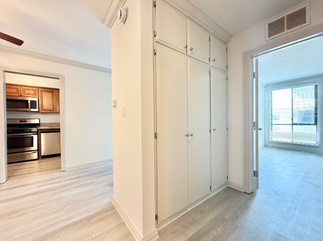 Building Photo - 823 3rd St