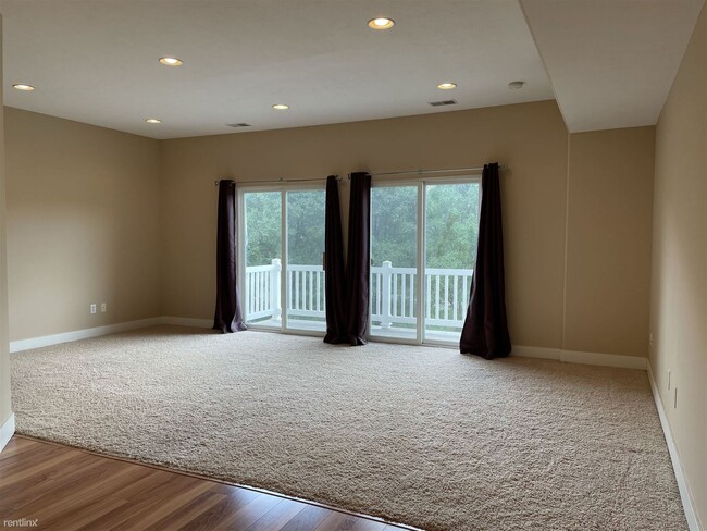 Building Photo - 3 br, 2.5 bath Condo - 267 S Eastowne Dr
