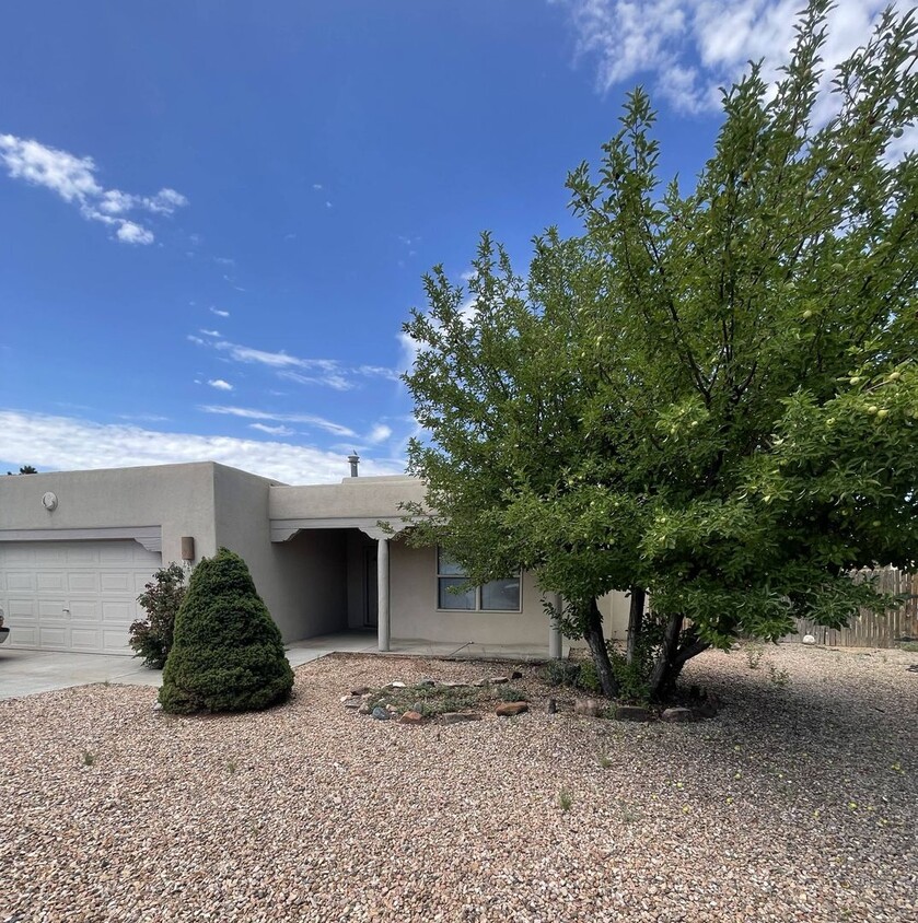 Primary Photo - Nice & Clean 3 bedroom, 2 full bath w/2 ca...