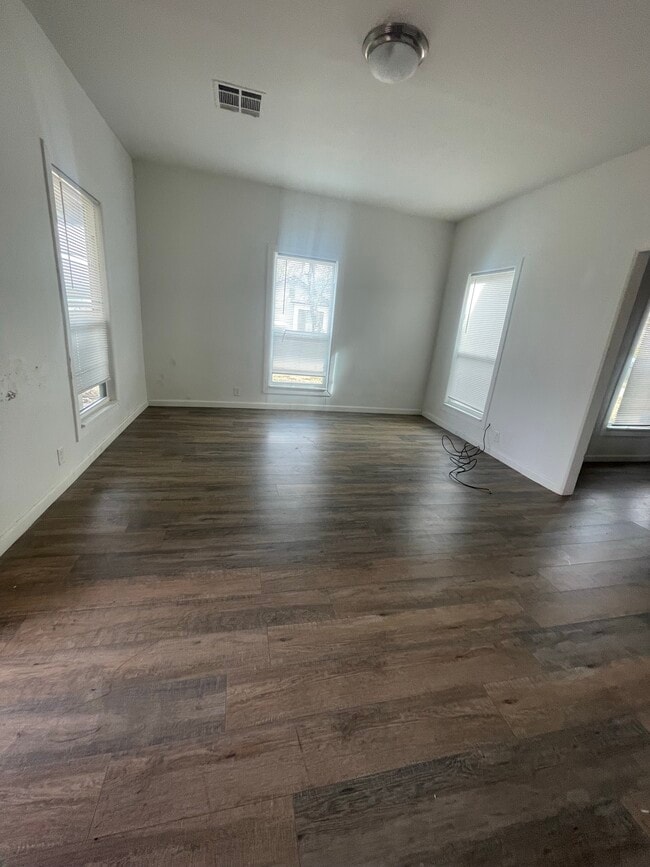 Foto del edificio - 321 E 7th St