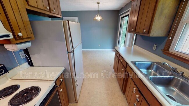 Foto del edificio - 229 Cedar Crest Rd