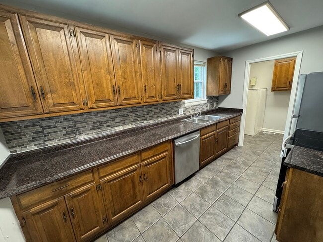 Building Photo - Remodeled ranch at end of street