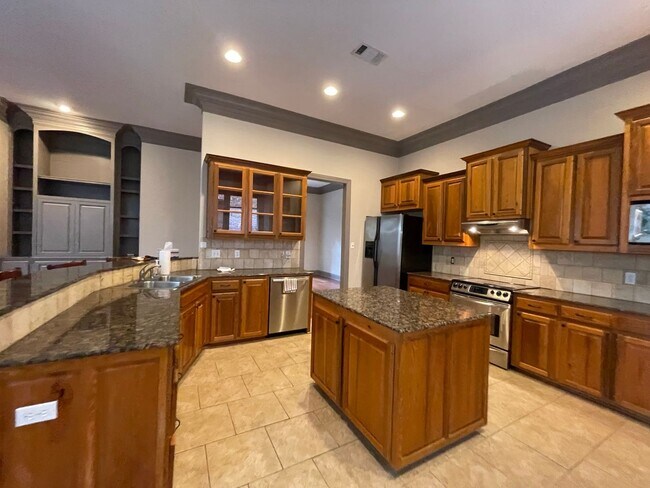 Building Photo - Inviting 3 Bed, 2 Bath Home in Lakeshore G...